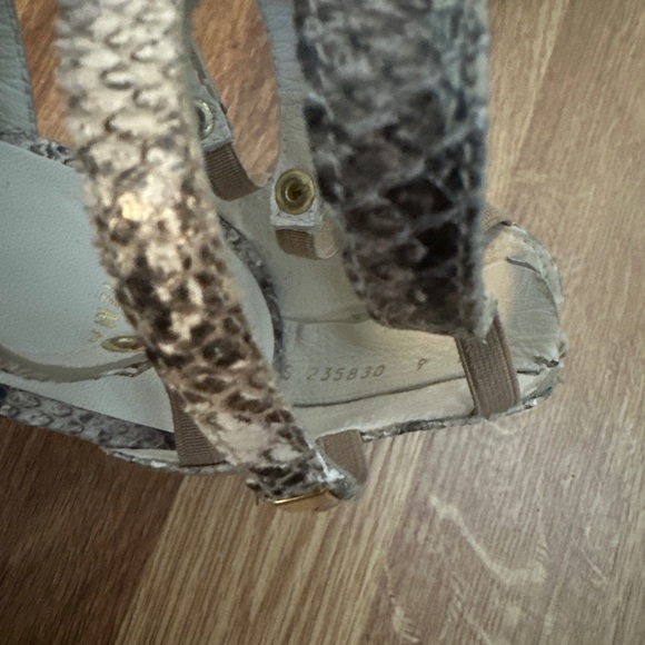 Stuart Weitzman Snakeprint Cut out booties size 9M PRELOVED - Picture 2 of 6